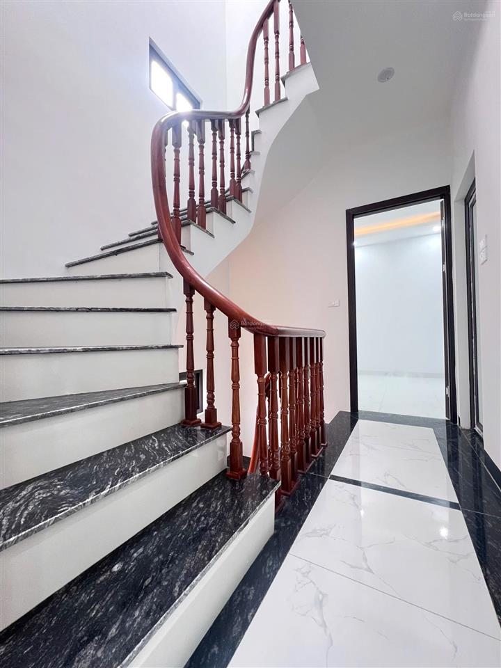Em có ngôi nhà 3 tầng cần bán, dt 48m2, đường trước nhà rộng 3m, tiền phong, mê linh, hà nội