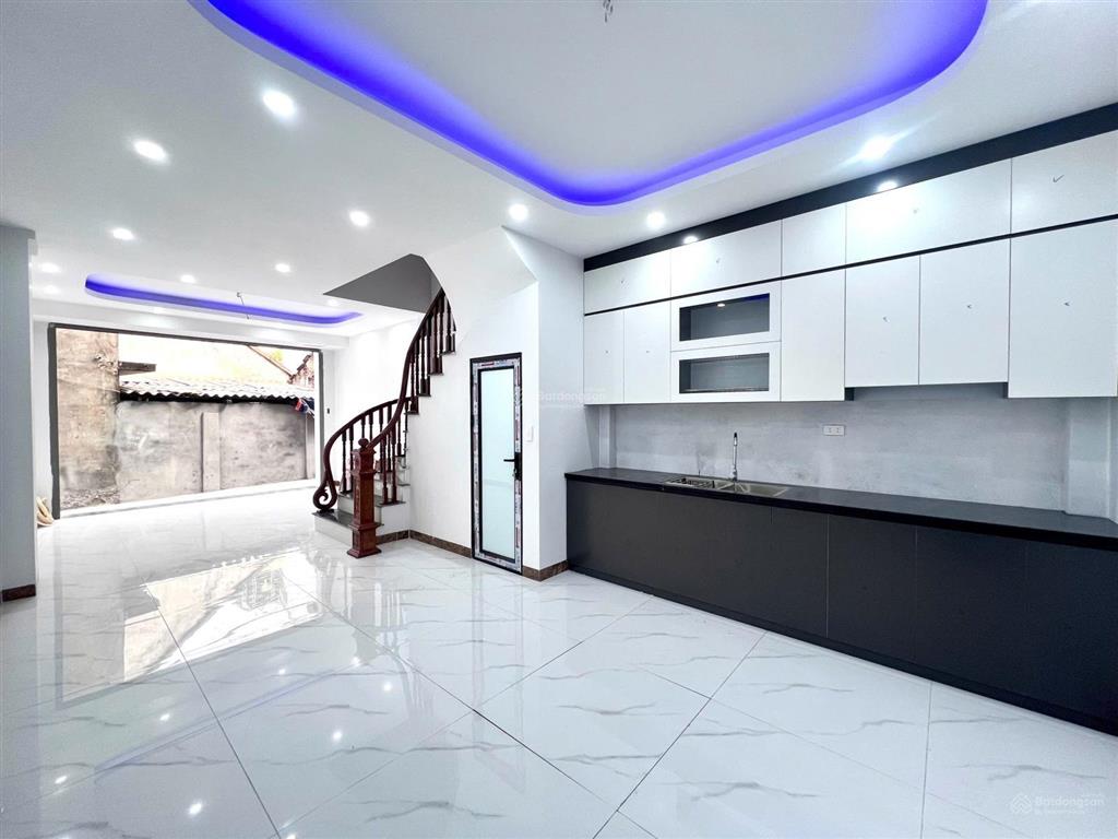 Em có ngôi nhà 3 tầng cần bán, dt 48m2, đường trước nhà rộng 3m, tiền phong, mê linh, hà nội