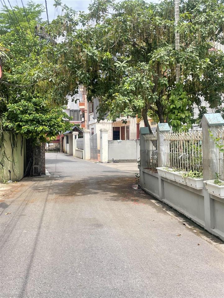 Cần bán 40m giá 3 tỷ cách 2 nhà ra trục oto tránh đầu ngõ có bãi đỗ xe công cộng kim chung đahn