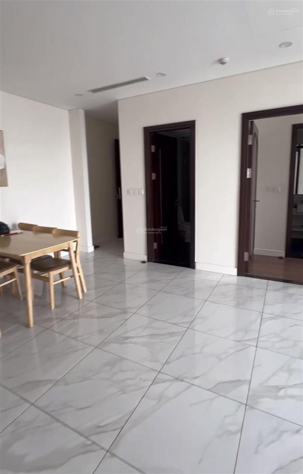Bán căn 3 ngủ  tầng cao  full đồ  đang cho thuê 18tr  xem được pháo hoa  đã có sổ đỏ  15,5 tỷ
