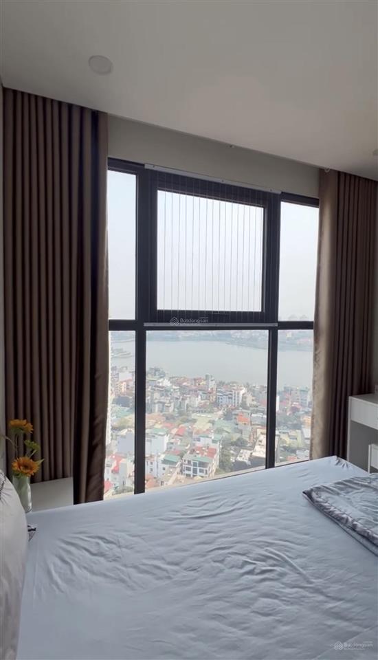 Bán căn 3 ngủ  tầng cao  full đồ  đang cho thuê 18tr  xem được pháo hoa  đã có sổ đỏ  15,5 tỷ