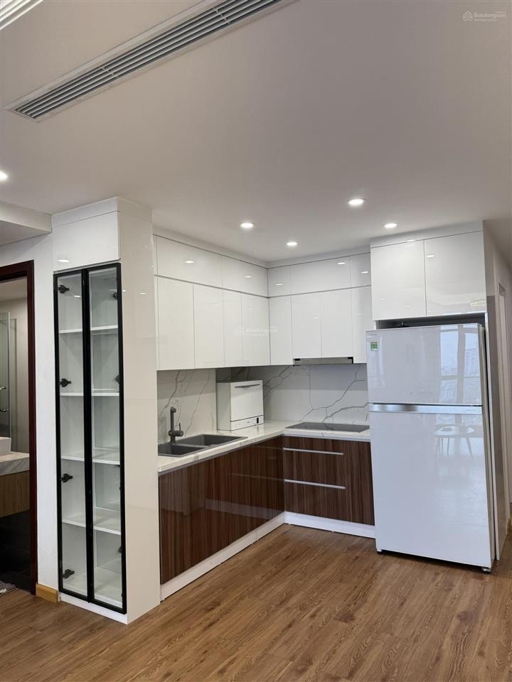 Bán căn 3 ngủ  tầng trung  view hồ và thành phố  full đồ  nhà mới đẹp  12,980 tỷ bao phí