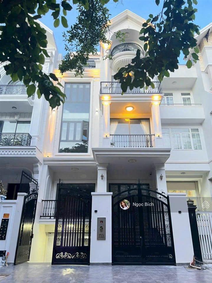 Bán nhà him lam kênh tẻ quận 7, giá 35 tỷ nổi bật thị trường, diện tích 150m2, nhà đẹp vào ở ngay!