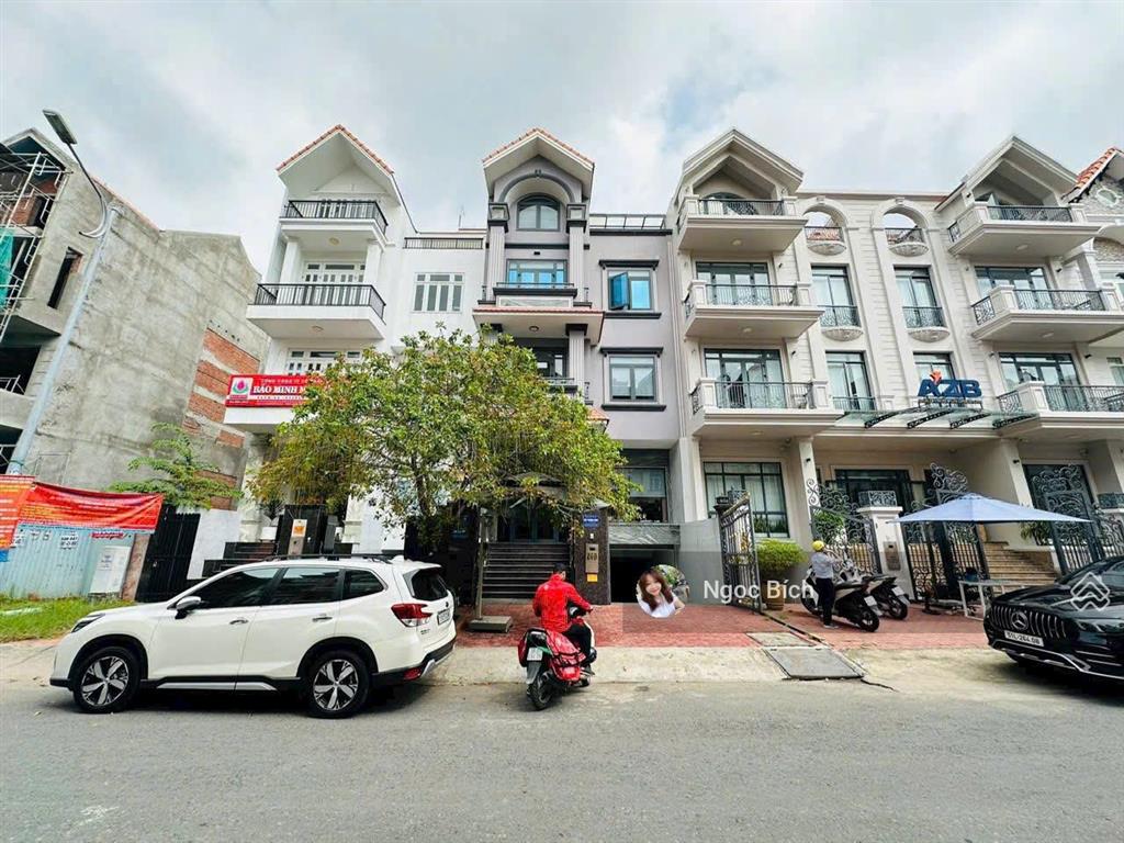 Bán nhà him lam kênh tẻ quận 7, giá 35 tỷ nổi bật thị trường, diện tích 150m2, nhà đẹp vào ở ngay!