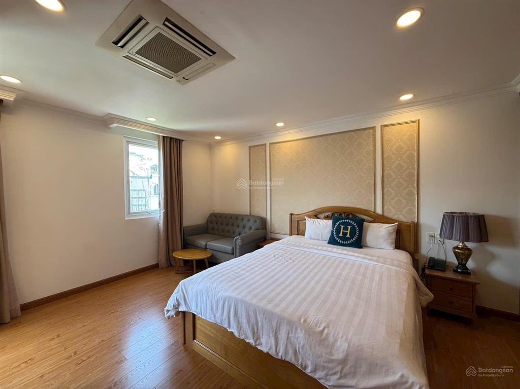 Cho thuê nhà phố phú mỹ hưng căn góc đường lớn hưng gia. giá thuê nổi bật khu vực