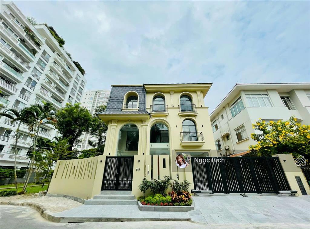 Bán biệt thự phú mỹ hưng, mỹ kim 2, góc 2 mặt tiền giá 140 tỷ đang có hợp đồng thuê 100 triệu
