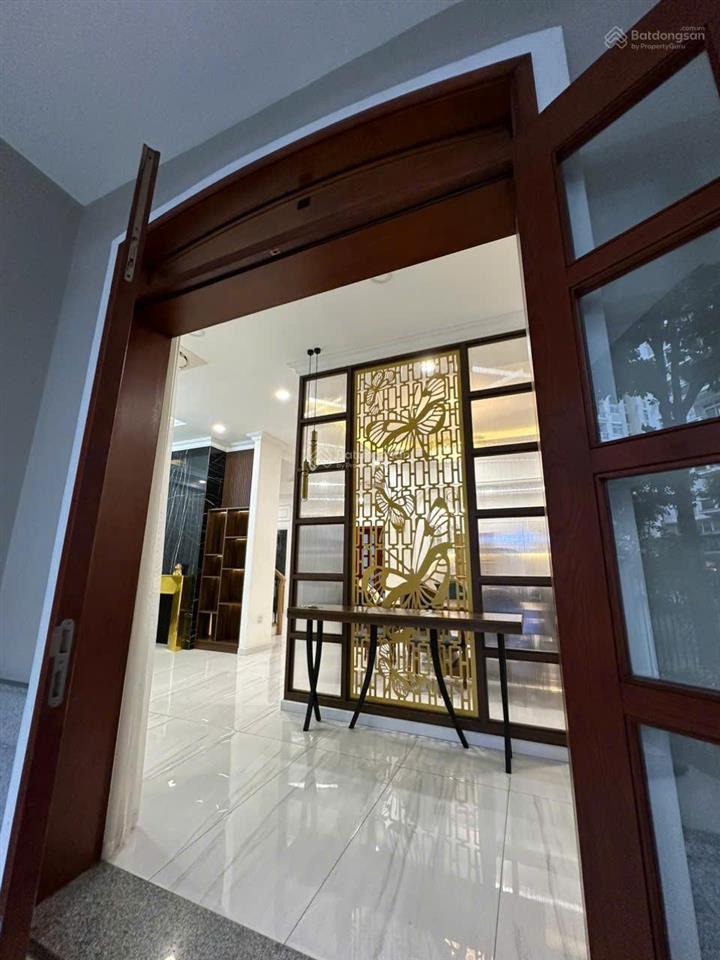 Cho thuê biệt thự phú mỹ hưng đường lớn còn 01 căn. giá tốt 115 triệu/tháng  0931 155 *** bích