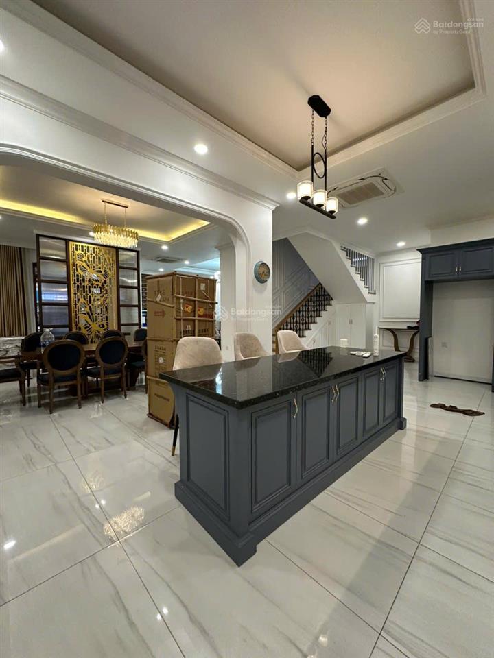 Cho thuê biệt thự phú mỹ hưng đường lớn còn 01 căn. giá tốt 115 triệu/tháng  0931 155 *** bích