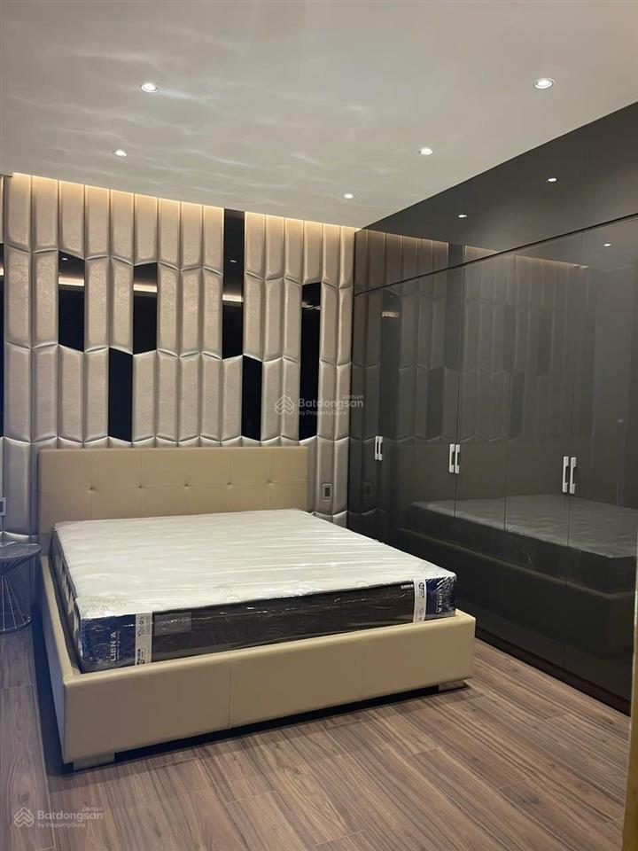 Cho thuê biệt thự phú mỹ hưng khu mỹ thái 1, 4pn, 5vs, 90 triệu, đường lớn view công viên
