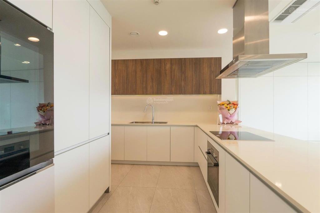 Cho thuê 4 phòng ngủ tầng cao view sông giá tốt, nhà mới bàn giao.