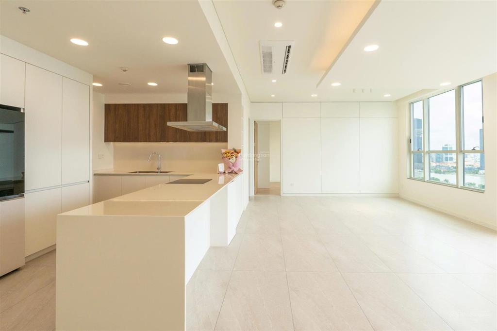 Cho thuê 4 phòng ngủ tầng cao view sông giá tốt, nhà mới bàn giao.
