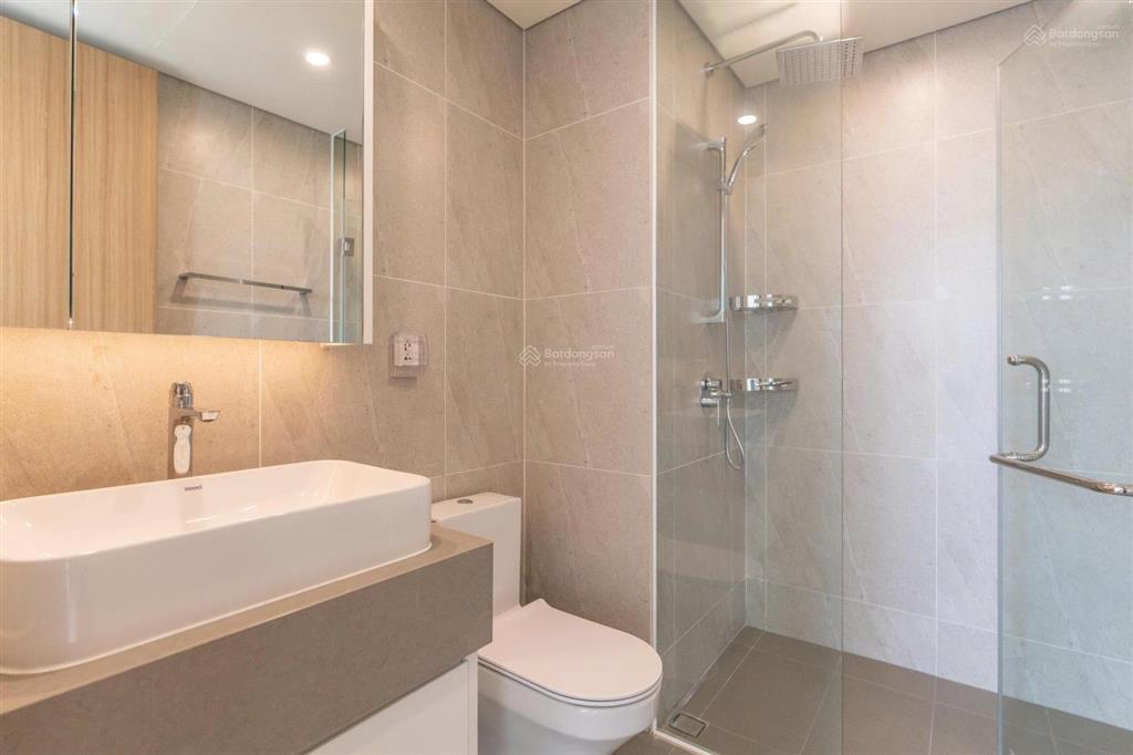 Cho thuê 4 phòng ngủ tầng cao view sông giá tốt, nhà mới bàn giao.