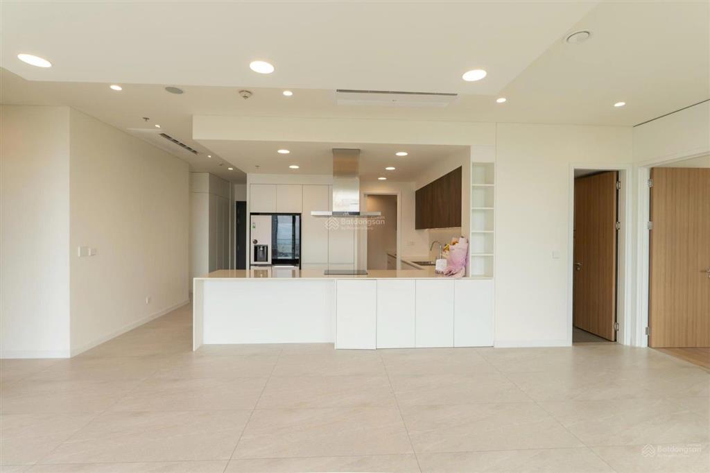 Cho thuê 4 phòng ngủ tầng cao view sông giá tốt, nhà mới bàn giao.