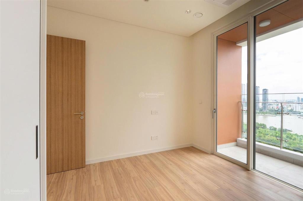 Cho thuê 4 phòng ngủ tầng cao view sông giá tốt, nhà mới bàn giao.