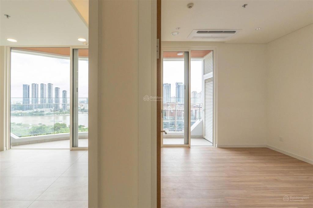 Cho thuê 4 phòng ngủ tầng cao view sông giá tốt, nhà mới bàn giao.