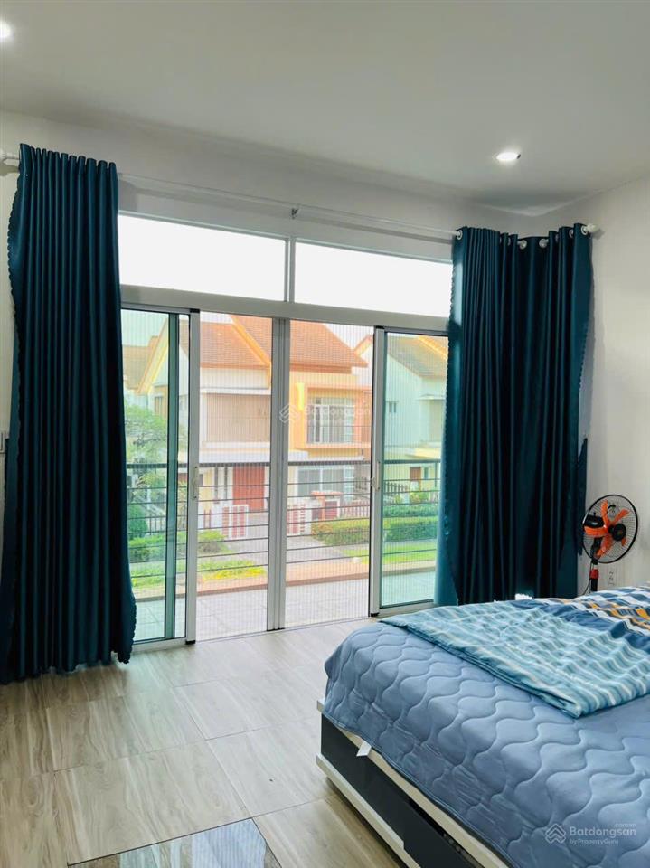 Cho thuê biệt thự độc lập, phòng khách rộng rãi + bếp đầy đủ tiện nghi, 3 phòng ngủ