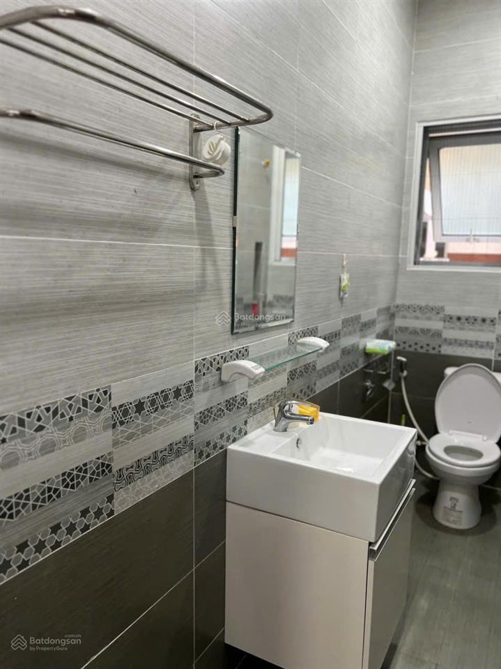 Cho thuê biệt thự độc lập, phòng khách rộng rãi + bếp đầy đủ tiện nghi, 3 phòng ngủ