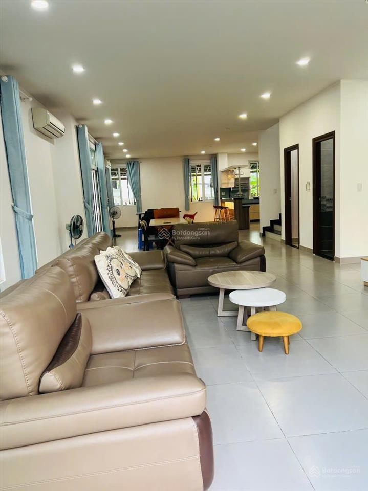 Cho thuê biệt thự độc lập, phòng khách rộng rãi + bếp đầy đủ tiện nghi, 3 phòng ngủ