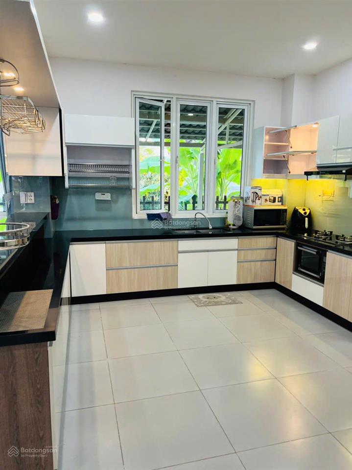 Cho thuê biệt thự độc lập, phòng khách rộng rãi + bếp đầy đủ tiện nghi, 3 phòng ngủ