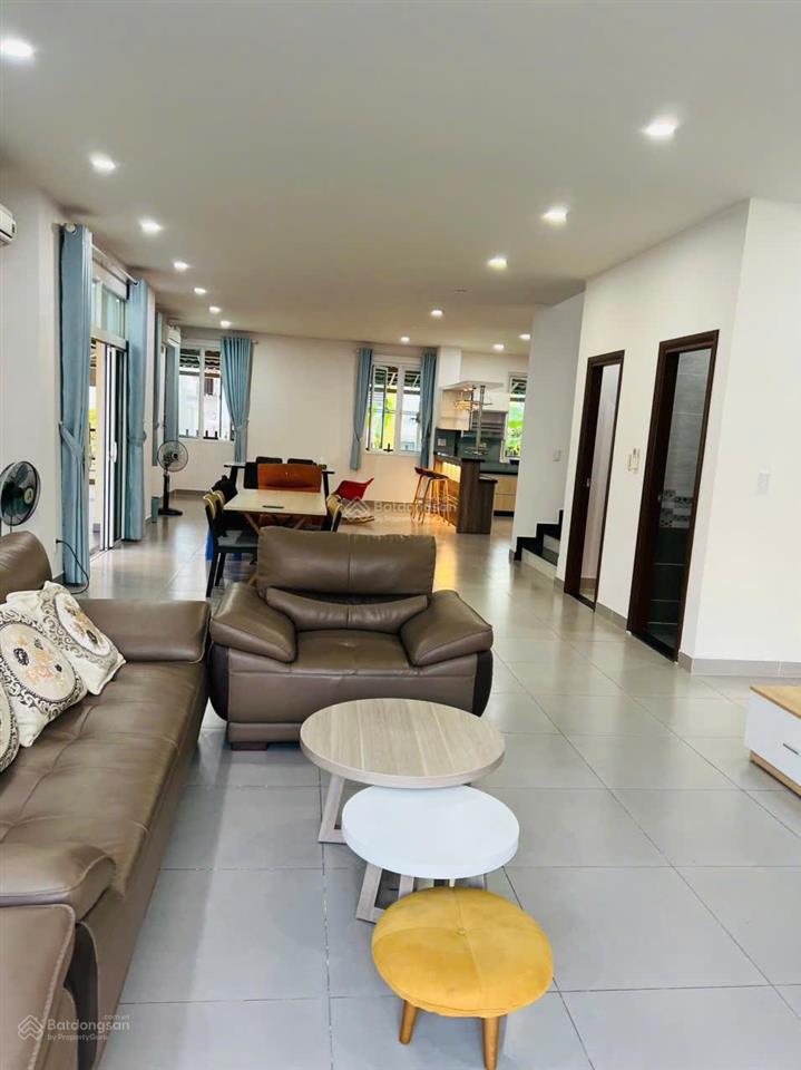 Cho thuê biệt thự độc lập, phòng khách rộng rãi + bếp đầy đủ tiện nghi, 3 phòng ngủ