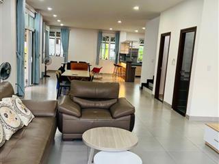Cho thuê biệt thự độc lập, phòng khách rộng rãi + bếp đầy đủ tiện nghi, 3 phòng ngủ