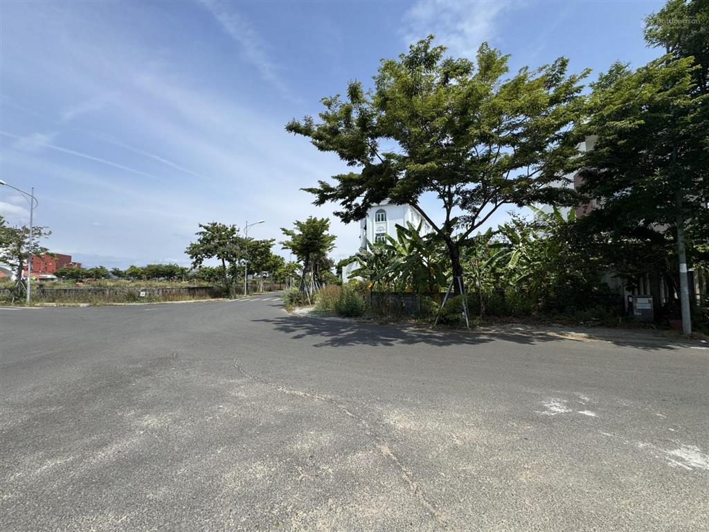 Góc biệt thự 438,2m2 mặt tiền giáng hương 8 và giáng hương 3