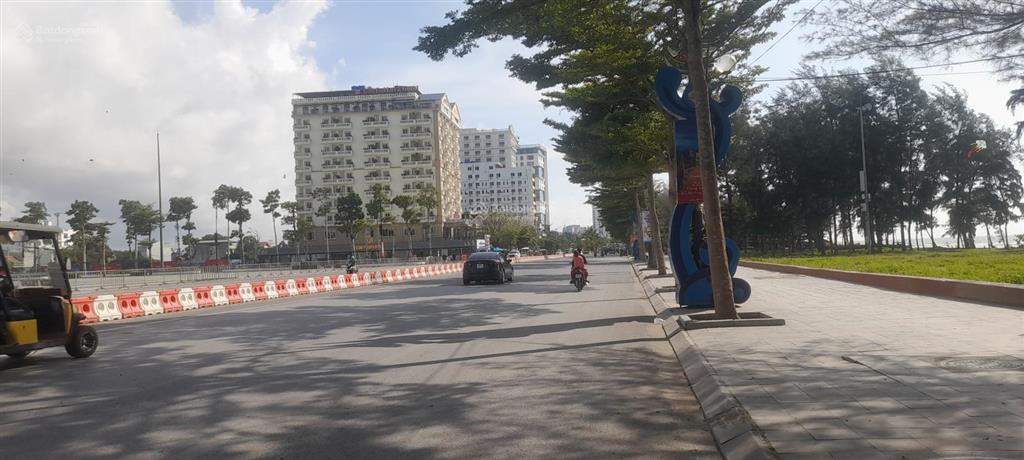 Mặt hồ xuân hương ngay sát quảng trường biển