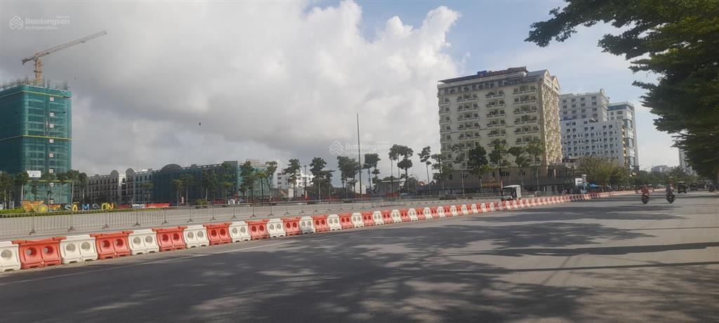 Mặt hồ xuân hương ngay sát quảng trường biển