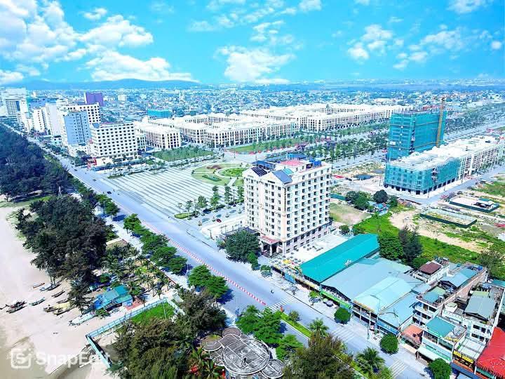 Mặt hồ xuân hương ngay sát quảng trường biển