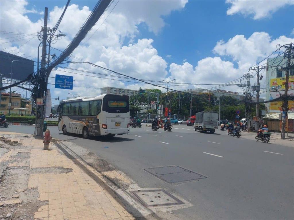 Cho thuê nhà mt trường chinh, dt 20m x 40m, tân bình