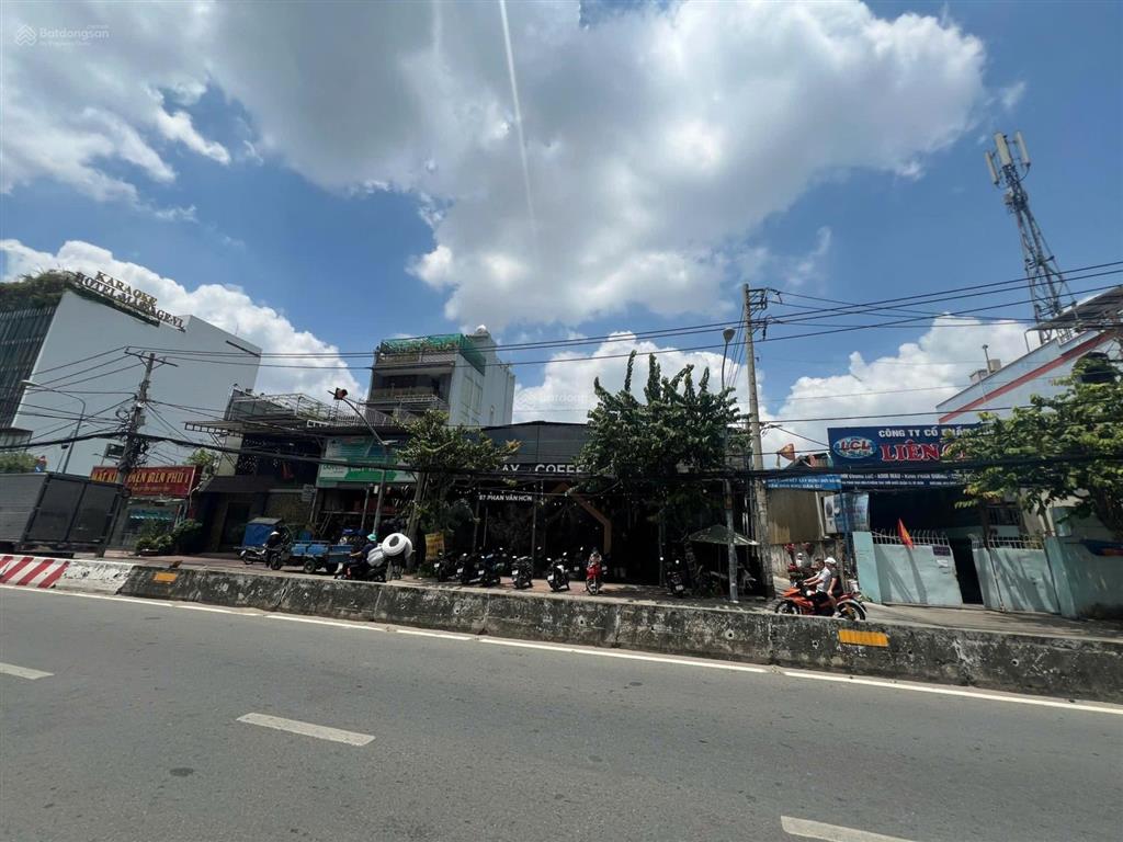 Cho thuê nhà góc 2mt phan văn hớn, dt 15m x 25m, quận 12