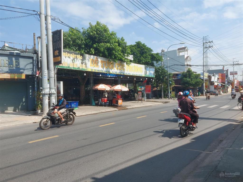 Cho thuê nhà góc 2mt đồng đen, dt 30m x 10m, 1 hầm, 4 lầu, tân bình