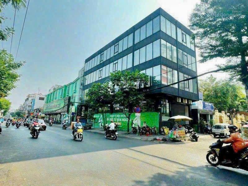 Cho thuê nhà góc 2mt đồng đen, dt 30m x 10m, 1 hầm, 4 lầu, tân bình