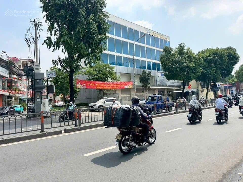 Cho thuê nhà mt quang trung, dt 20m x 10m, 1 trệt, 3 lầu, gò vấp