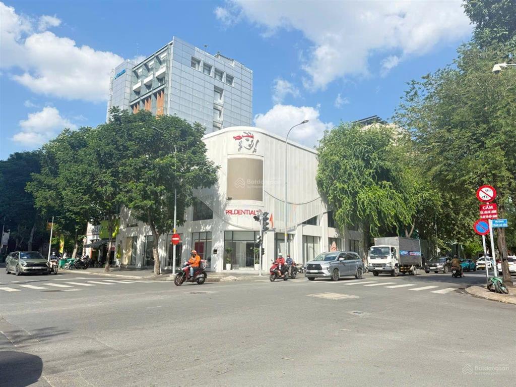 Cho thuê nhà góc 2mt hai bà trưng, dt 20m x 20m, 1 trệt, 2 lầu, quận 1
