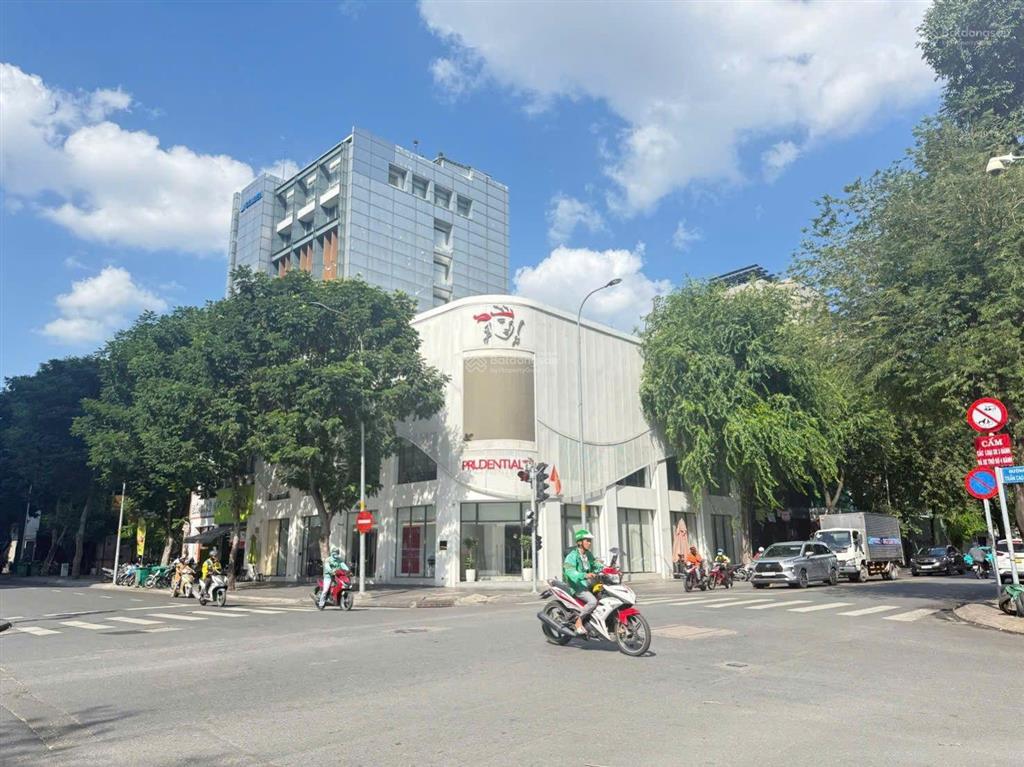 Cho thuê nhà góc 2mt hai bà trưng, dt 20m x 20m, 1 trệt, 2 lầu, quận 1