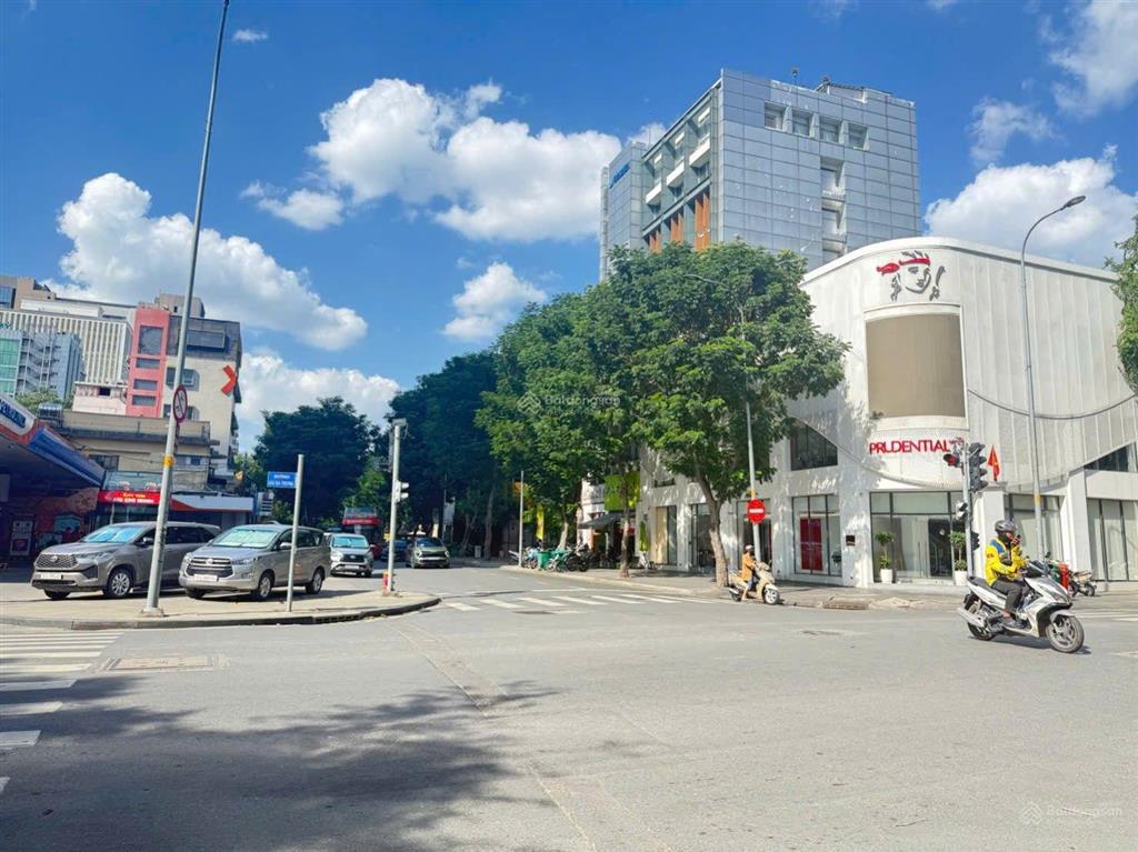 Cho thuê nhà góc 2mt hai bà trưng, dt 20m x 20m, 1 trệt, 2 lầu, quận 1