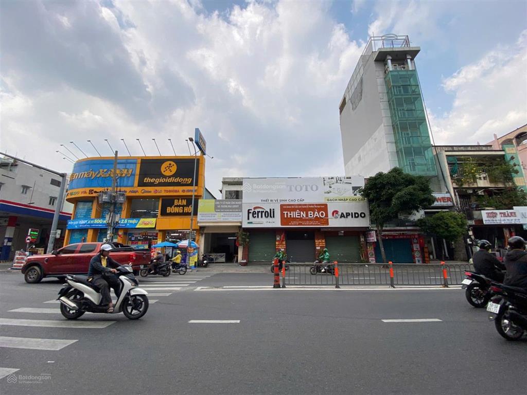 Cho thuê nhà góc 2mt bạch đằng, dt 15m x 15m, 1 trệt, 1 lầu, bình thạnh