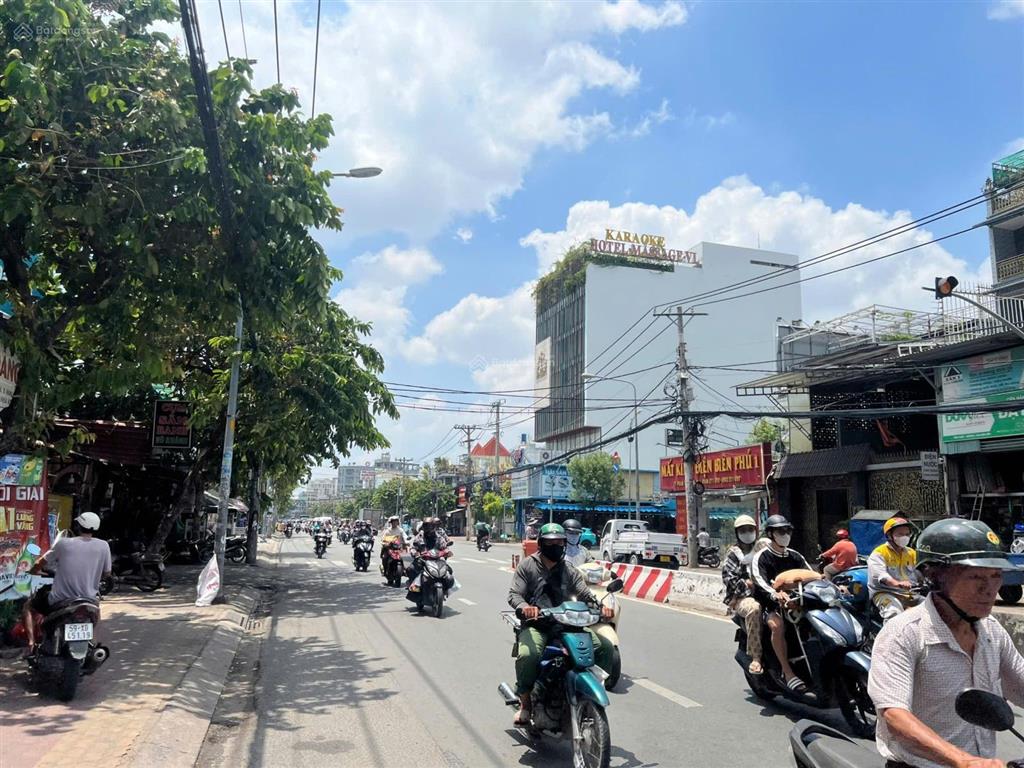 Cho thuê nhà góc 2mt phan văn hớn, dt 15m x 25m, quận 12