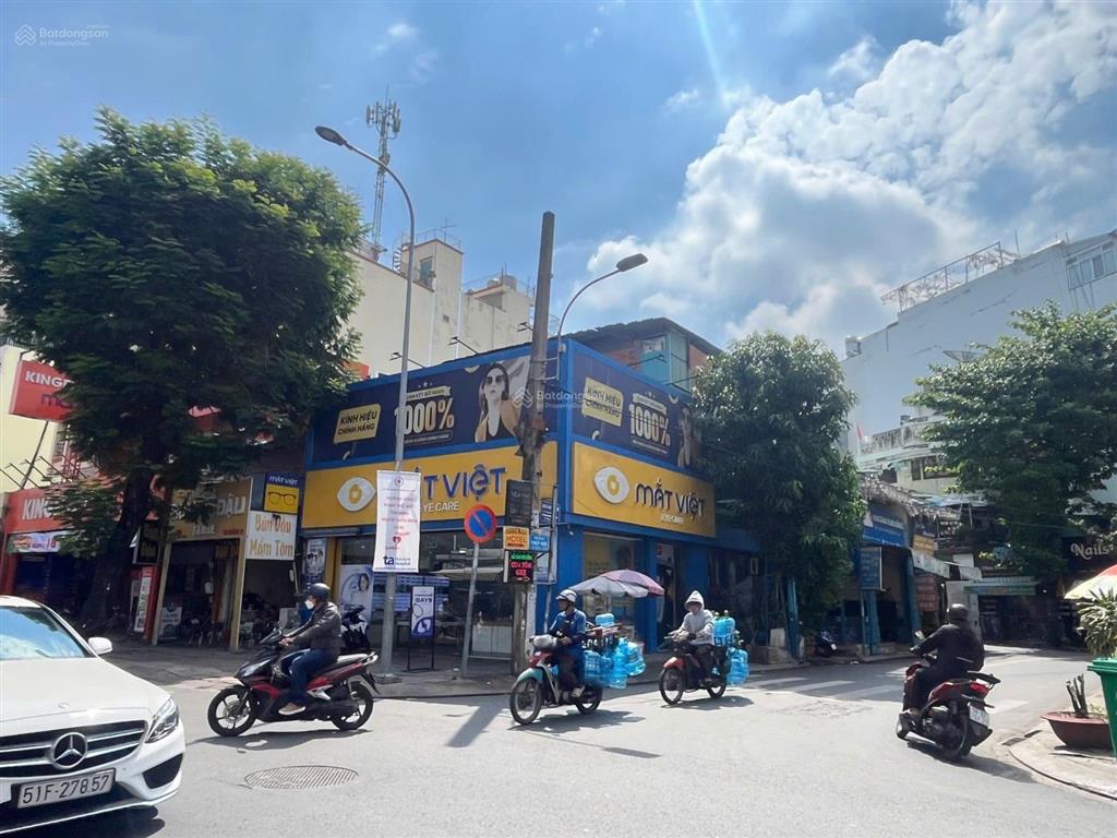 Cho thuê nhà góc 2mt hoàng hoa thám, dt 10m x 30m, 1 trệt, 1 lầu, tân bình
