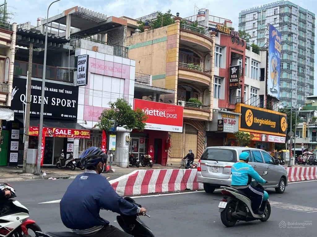 Cho thuê nhà mt lạc long quân, dt 5,5m x 50m, 1 trệt, 1 lầu, tân bình