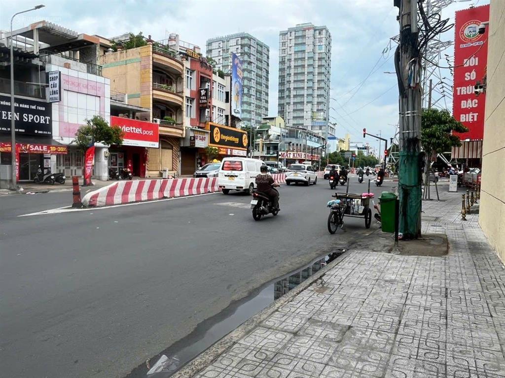 Cho thuê nhà mt lạc long quân, dt 5,5m x 50m, 1 trệt, 1 lầu, tân bình