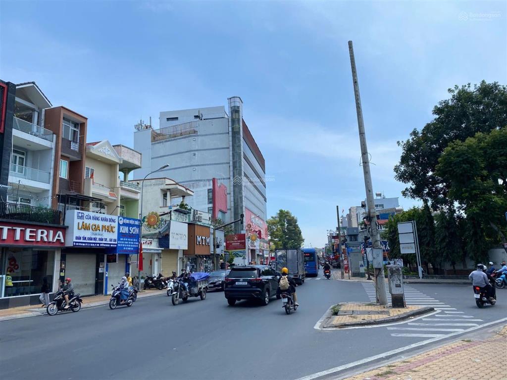 Cho thuê nhà mt võ văn ngân, dt 10m x 30m, 2 lầu, thủ đức