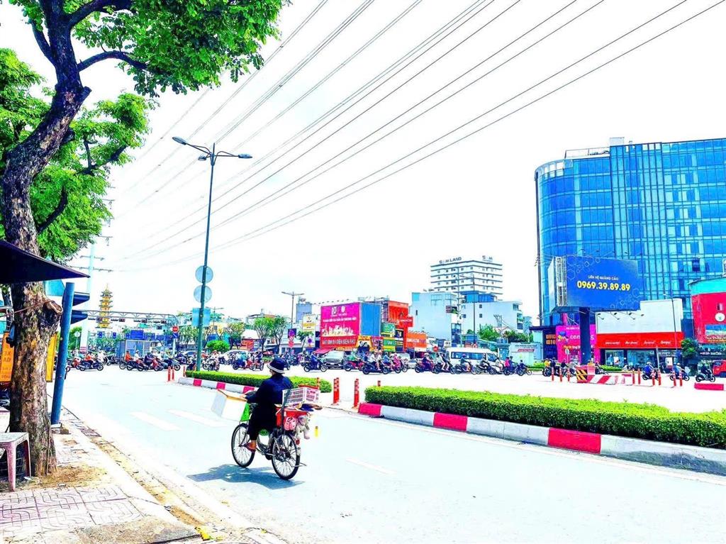 Cho thuê nhà góc 2mt phạm văn đồng, dt 15m x 14m, 1 hầm, 5 lầu, gò vấp