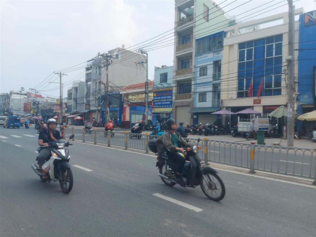Cho thuê nhà mt trường chinh, dt 14m x 20m, 1 trệt, 2 lầu, tân bình