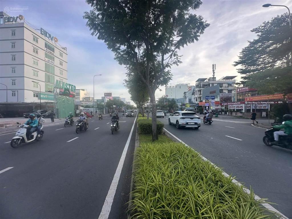 Cho thuê nhà mt trần não, dt 12m x 47m, quận 2