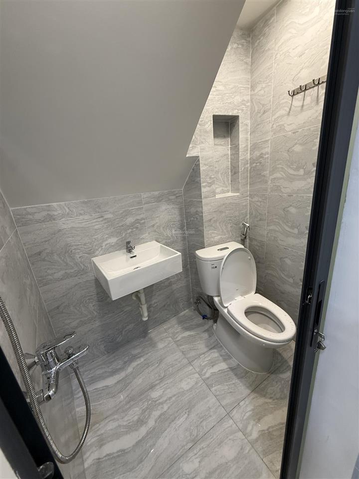 Cho thuê gấp nhà mặt phố 95 đội cung, 1,8 triệu, 30m2, 2pn, 1wc