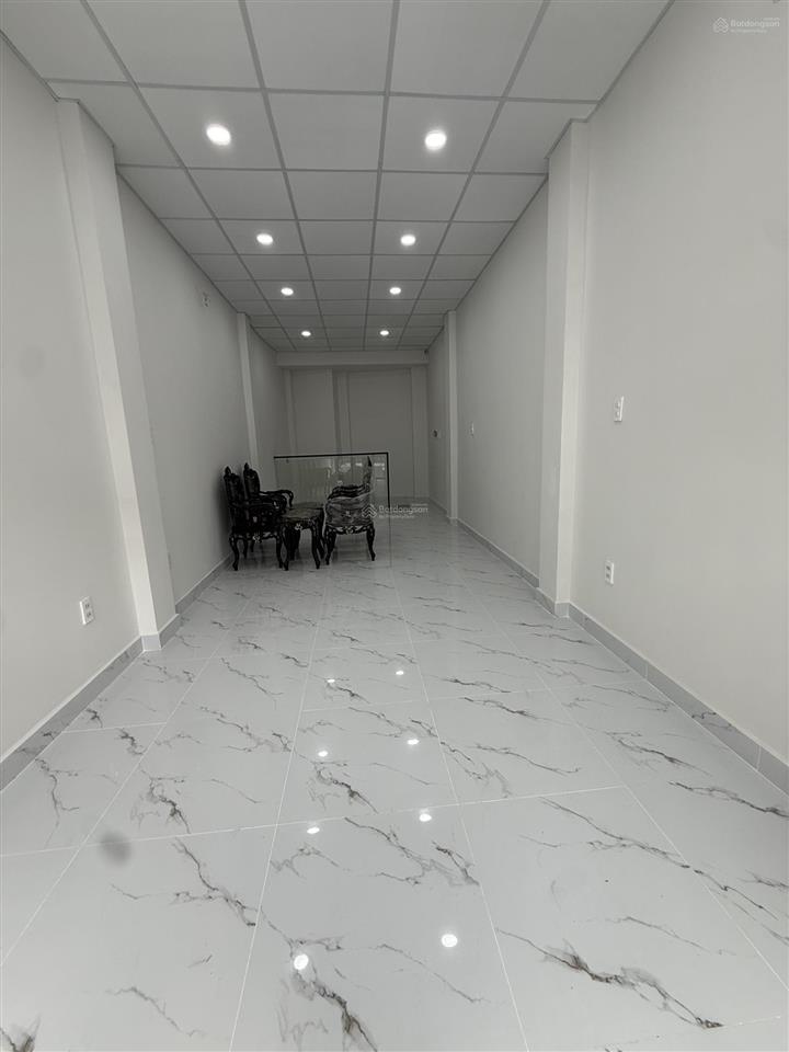 Cho thuê gấp nhà mặt phố 95 đội cung, 1,8 triệu, 30m2, 2pn, 1wc