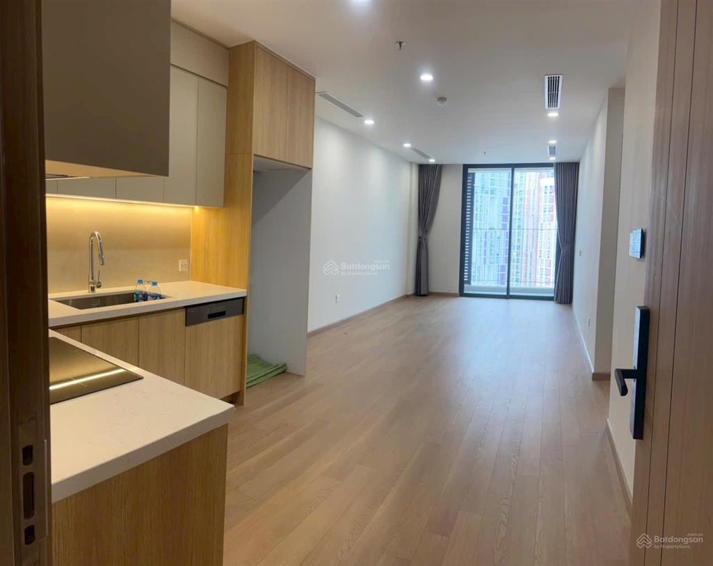 Cho thuê căn 2 ngủ the charm an hưng, miễn phí dịch vụ, có slot ô tô. giá 11tr  0397 588 ***