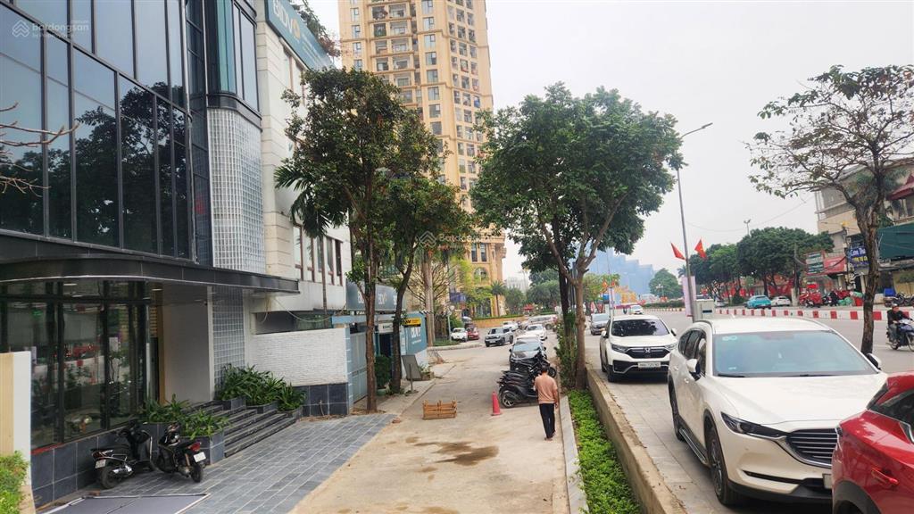 Cho thuê tòa nhà 5 tầng mặt đường võ chí công 150m2 có thang máy các tầng thông sàn